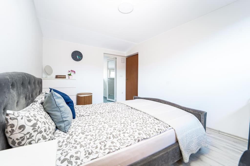 Central Apartment 2Bd Next To Vitosha Bul. Sofia Zewnętrze zdjęcie